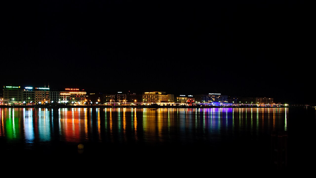 Geneve de nuit, reflets sur le lac Leman